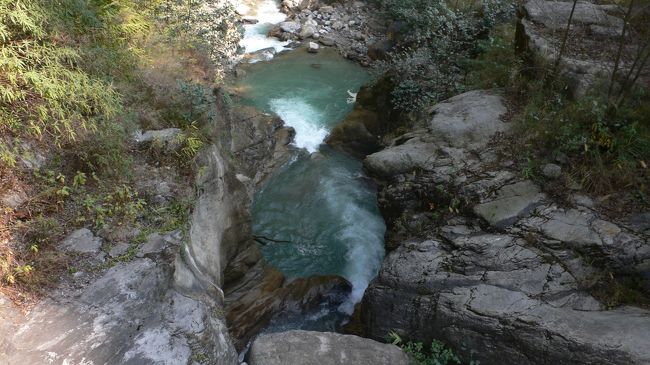 Modi　Khola（モディコーラ）沿いを歩く。<br />