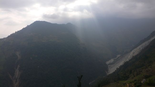 Chhomorong(チョモロン・2170m)の到着の午後。<br />（14:46) トレッキングを始めてから数日間は午後になると曇り空になり、夕焼けや高い山の展望はなかった。<br />