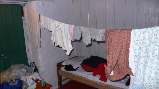 Chhomorong（チョモロン・2170m)のゲストハウスにて<br />クリスマスの洗濯大会。<br />ここのゲストハウスではシャワーのお湯で洗濯したら水の洗い場で洗うように言われた。<br />たまたまランドルンのゲストハウスではシャワーのお湯での洗濯が許可されただけで、通常は洗濯場（水）で洗うようだ。<br />シャワーが有料の場合はガイドさん達は洗い場で体を拭いていたりしたものだった。<br />