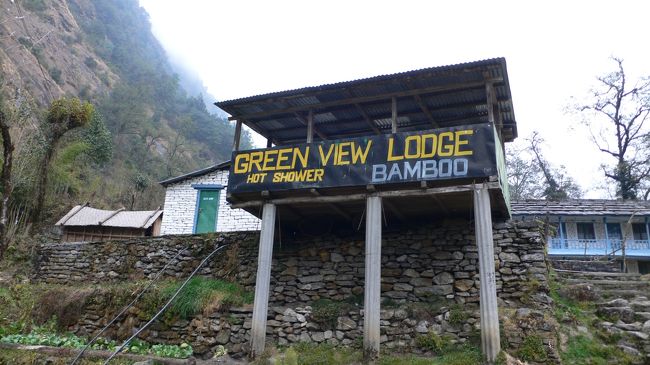 Bamboo（バンブー・2310m)のロッジで5分だけ小休止。<br />この頃はオフシーズンで１軒だけ営業中。<br />