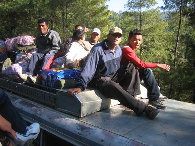 隣に座っていた人が少しだけ日本語を話す、元ナガルコットのホテル従業員で、道中おしゃべりしたりしてたらあっという間だった。昔はアレンジドマリッジ(見合い婚)が多かったネパールでも今ではラブマリッジ(恋愛結婚)が主流で、離婚もあるらしい。ネパールも一夫多妻制で、奥さんの同意が必要だけと二人までOKらしい。　<br /><br /><br />