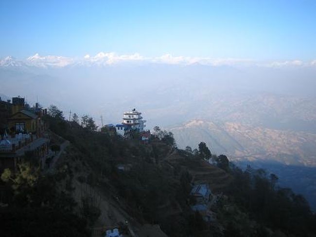 途中段々畑やヒマラヤの山々を望みながら山道を登ること約1時間、ようやくナガルコット(Nagarkot)に到着。<br /><br />