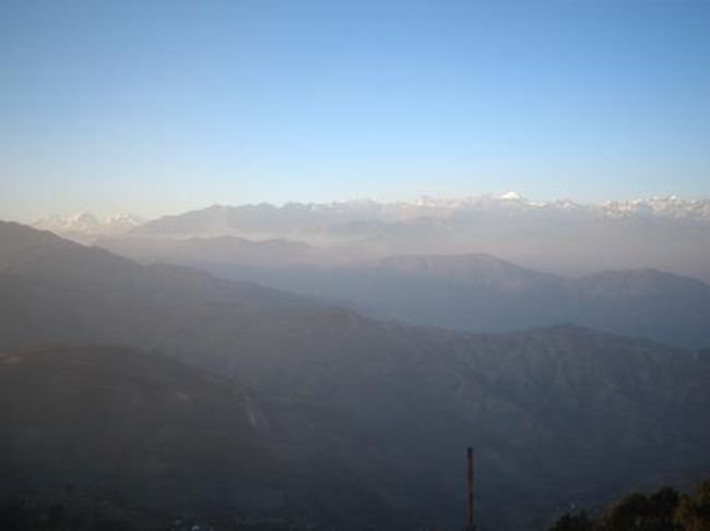 バス停には予約しておいた雲海リゾートの人がいたのでその人のバイクでホテルへ。この人もやっぱり日本語達者でした。ネパールの日本語通じる率はトルコやバリ並みに高い。雲海リゾートからの眺めは最高！<br /><br />
