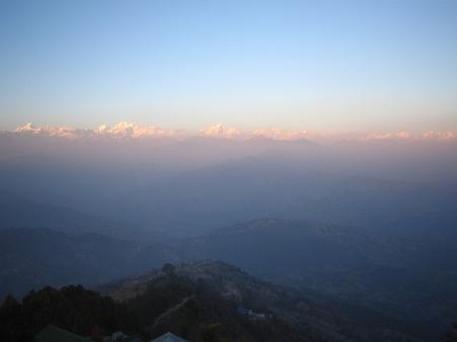 バルコニーからは7千、8千メートル級の山々が見渡せ、しばし言葉を失う。