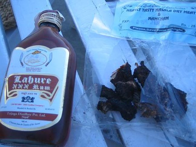 バルコニーには3人の韓国人観光客がいて、この旅はじめて観光客と話せたので嬉しかったし、2人はNYで生まれ育った韓国人なので英語がぺらぺらで久々にちゃんと英語を話せた。ヤクのチーズと韓国のりをつまみにネパールのラムをすすめられ飲んでみたけど凄くおいしかったので、隣の売店で私もラム購入。ヤク・ジャーキーも購入。こちらも噛めば噛むほど味が出ておいしかった。<br /><br />