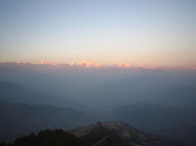 ナガルコットは眺めはすばらしいけど特にすることもないし、特にサンセット後はキャンドルの明かりだけで暗くて寒いので、仲間がいてくれて嬉しい。サンセットはとても美しかった。写真じゃうまく残せないのが残念。<br /><br /><br />晩御飯は雲海リゾートで。客は私と日本人男性の2人しかいなくて、料理は一から作っているようでめちゃくちゃ時間がかかった。でもそのかわり作りたてでおいしかった。まあダルバートに200ルピーもチャージするんだからそれなりにおいしくないとね。<br /><br />夜は周りは真っ暗で、星空がとてもきれいだった。モンゴルに匹敵する星空のきれいさ。部屋はどんどんと寒くなっていったので、また服を着込んで、ラムを飲んで、夜10時には就寝。 