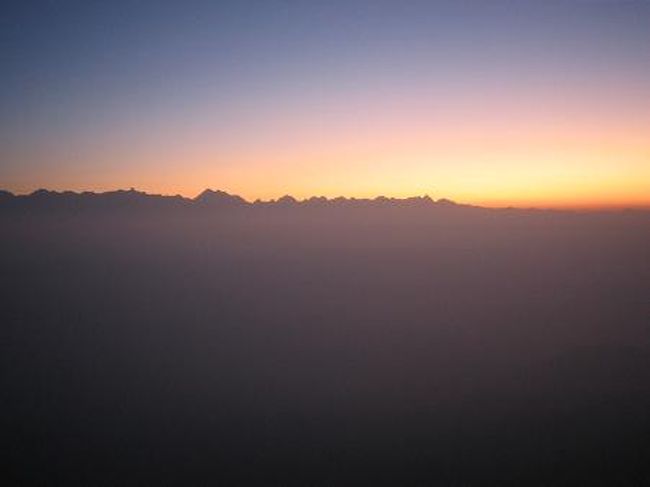 6時過ぎにトイレに起きると(トイレはバルコニーにある)、まだ日は昇っていないものの明るんできた空と山々のシルエットがとてもきれいだった。<br /><br />