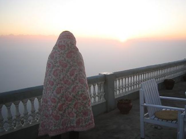 部屋から布団を持ってきて、それに包まりながら太陽が昇るまでバルコニーで観賞。