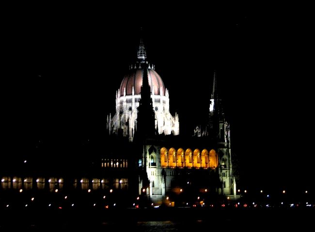 　世界遺産国会議事堂<br />　ブタベストでは最も大きな建物<br />　波は静かであるが、船は揺れる。<br />　手ぶれ防止機能を駆使して撮影していますが、暗闇の中での撮影で、ある程度のぶれは致し方ない。
