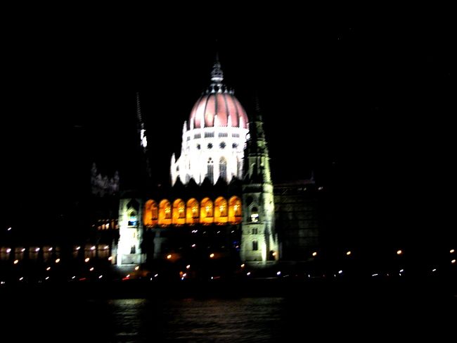 　国会議事堂<br />　船は上流に向かって走ります。<br />　