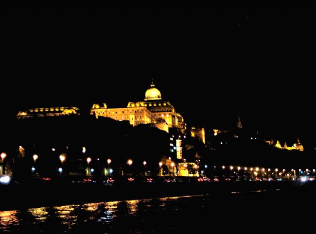 　船は王宮を過ぎたところでUターンします。<br />　観光船の面白いのは、行き帰りにワイン１杯づつ勧められる。