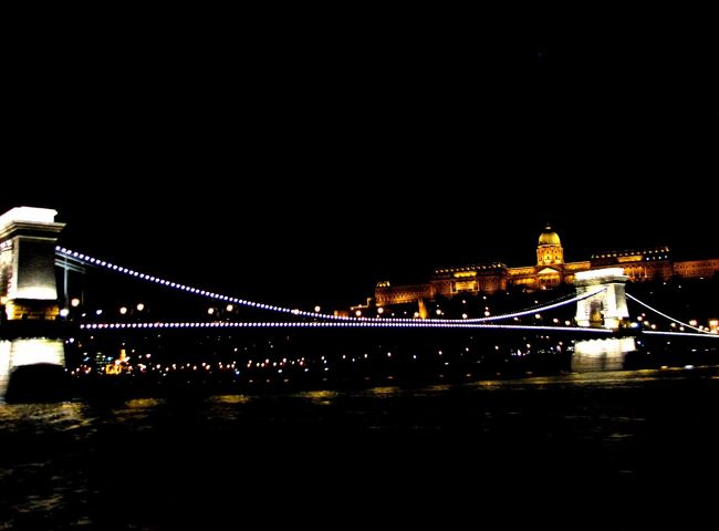 　くさり橋から王宮を見る。