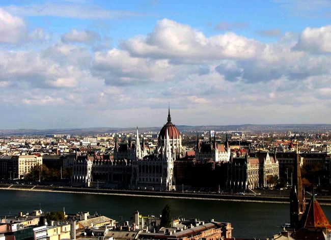写真中央ドナウ川対岸の丸い屋根の建物は国会議事堂