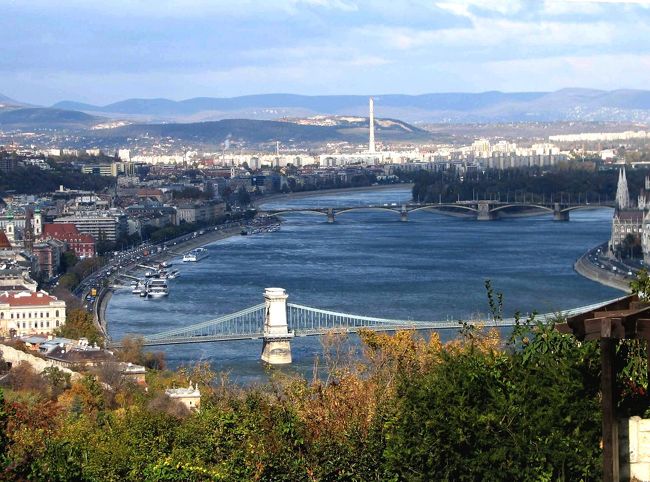 写真手前の橋は世界遺産くさり橋