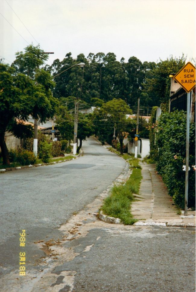 住んでいた家の近くの道。<br />閑静な住宅街です。