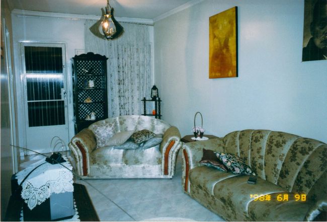 一軒家をブラジル人の女性３人とシェアしていました。<br />屋根までついた厳重な門があり、泥棒対策がっちりなされています。手紙は黄色いシャツをきた郵便屋さんが黒いかばんを肩から下げて歩きながら、門のそとから投げ込んでいきます。