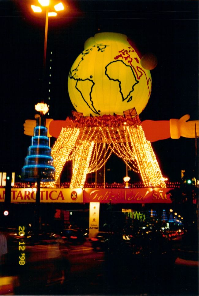 サンパウロ　アベニーダパウリスタのクリスマス飾り。<br />ブラジルのサンタクロースは半袖の衣装を着ているものの見ているだけで暑苦しいです。