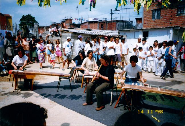 サンパウロには日系のブラジル人も多いです。<br />ブラジルの日本語学校の生徒たちを中心に、サンパウロの住宅街の一部で琴・尺八の演奏やおりがみなど日本文化を紹介していました。