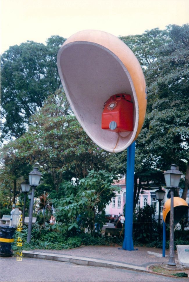 写真の右側に路地の電燈があります。これと比べてもらうとどんだけ〜〜〜！！大きいか分かっていただけるでしょうか？