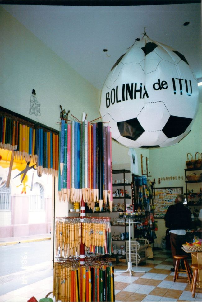 鉛筆もサッカーボールもとにかくすべてがでかい！