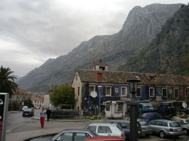 コトルのバスターミナルから．