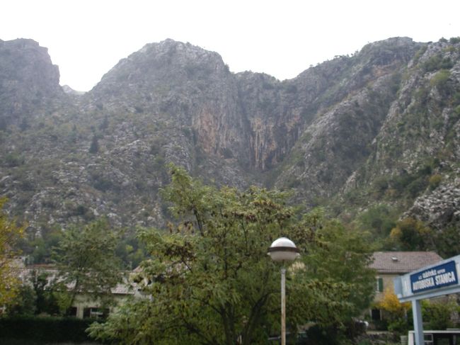 高い山が目の前にそびえ立っています．