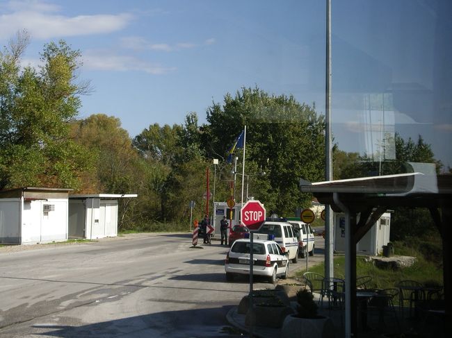クロアチアとボスニアの国境．パスポートを預けて手続きしてもらってるところです．