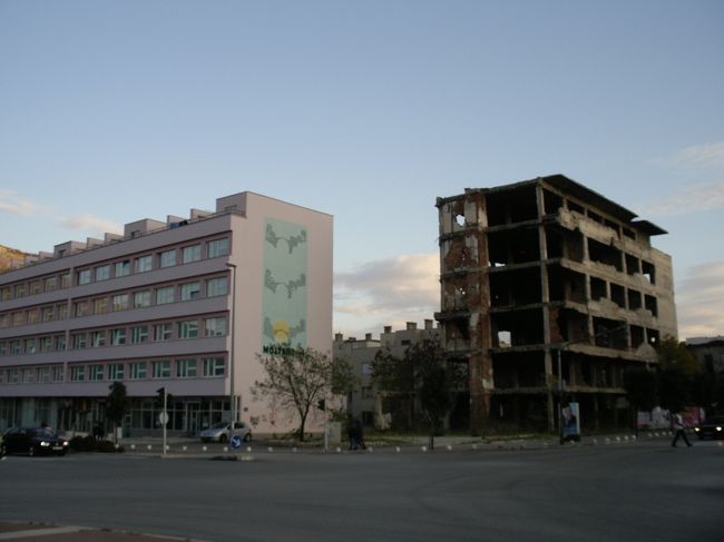 廃墟と新築の建物が対照的．