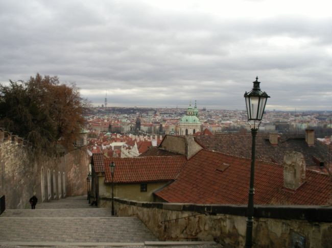 プラハ城への道から見た旧市街．