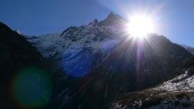Machhapuchhre BC(MBC・3700m）からAnnapurna BC(アンナプルナ内院・4130m）へ移動中に見たマチャプチャレから昇る日の出(9:27) 