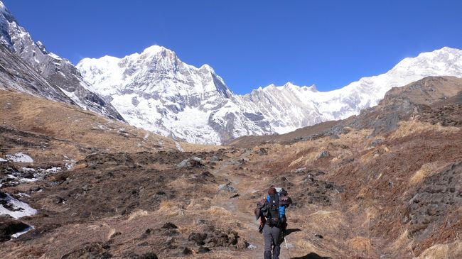 ABCに近づくにつれ前方にアンナプルナ連峰が迫る。<br />