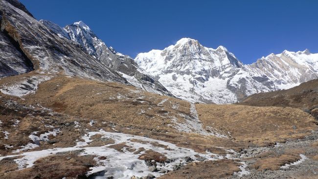 ABCへのトレイルには数日前に降った雪が凍って残っていた。<br />アイゼンを装着するほどのことはなかった。<br />