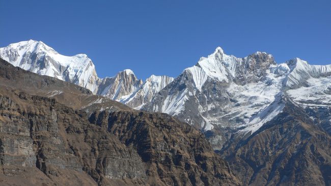 アンナプルナ?(7555m）とガンダルバチュリ（6248m）