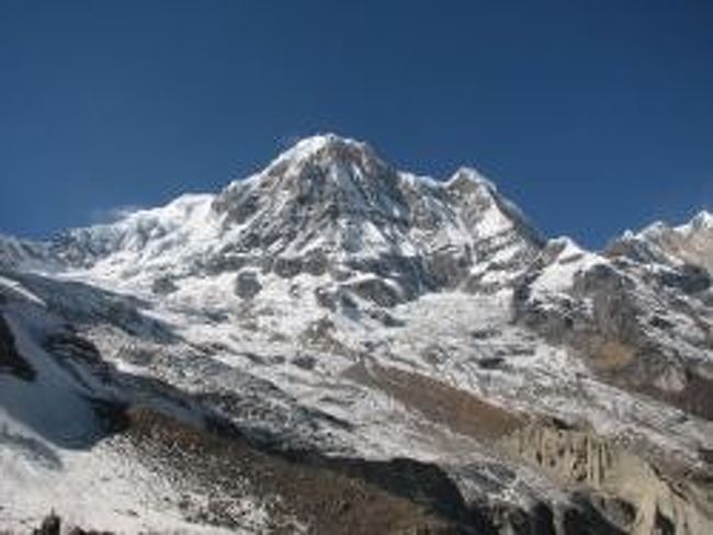 眼前に迫るアンナプルナ・サウス（7219m)。<br />