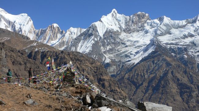 アンナプルナ連峰とタルチョ（祈祷旗）。<br />