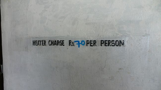 ダイニングルームのヒーター代一人当たり70ルピー。<br />ただし、各部屋には暖房なし。<br />ABCは日が陰るのが早いので早くからダイニングにヒーターがつくのでありがたかった。<br />