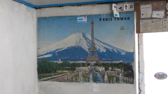 ダイニングに貼られた富士山とエッフェル塔が一緒になった変なポスター。<br />他のゲストハウスでも同じポスターを発券。<br />