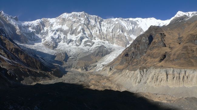 アンナプルナI（8091m）・シングチュリ(6499m)・グレイシャードーム(7193m)・テントピーク（5663m)。<br />この中の山でガイドさんも登ったことがある山があると言っていた。<br />
