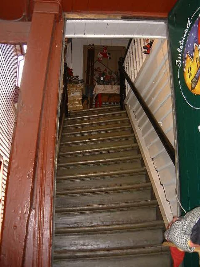 階段、傾きすぎです・・・