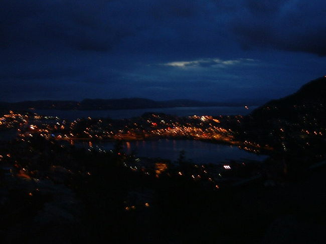 ユースホステルからの夜景。<br /><br />白夜のため、なかなか暗くなりません・・・