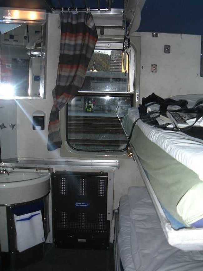 夜行列車でスウェーデンに向かいます！！<br /><br />この夜行列車。<br />牛乳付き☆