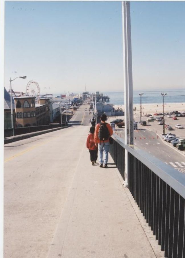 1日目<br />ホテルにチェックインの後、早速サンタモニカピアへ遊びに行きます。