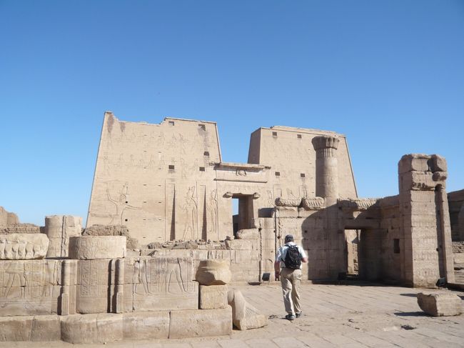 エドフのホルス神殿<br />ホルス神はハヤブサの神様です