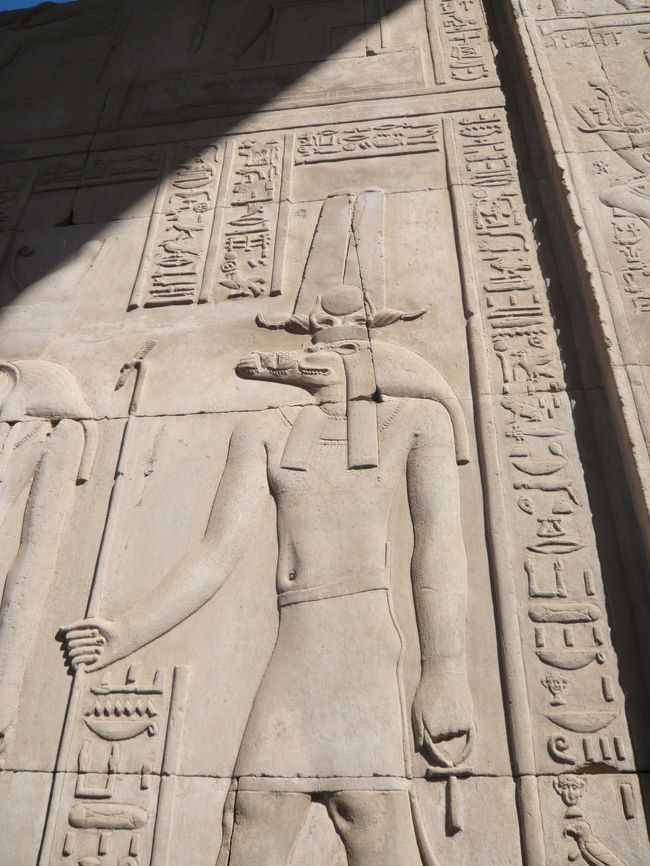 ワニの神様セベク神を祀っています。<br />手には命の象徴であるアンクを握っています。