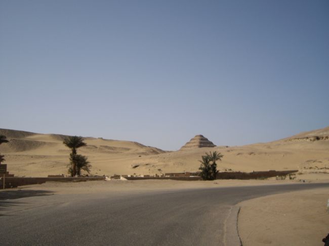 サッカーラ街道からピラミッドのチケット売り場までは歩いて2キロ以上。<br />道にはカーペットスクールがいっぱい。