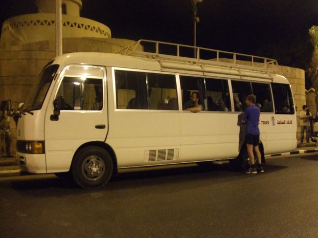 ・マイクロバス　<br /><br />宿を３時半に出発。<br />こんなマイクロバスで、アブ・シンベルに向かう。<br />ちなみに、隣はドイツ人のおばちゃんやった。