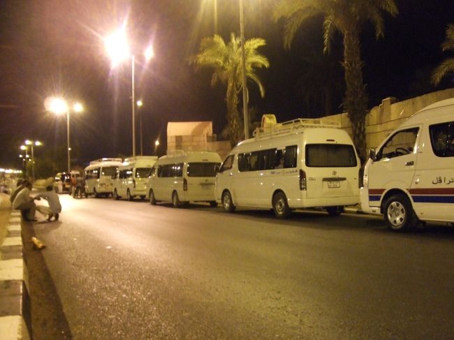 ・バス大集合！　<br /><br />出発してすぐ、コンヴォイの集合場所へ。<br />アブ・シンベルまでは、ポリスのチェックポイントなんかを通ることもあって、コンヴォイを組んで行くみたいやってんけど、この辺も危ないんやろか？<br />エジプトも、中部ら辺はテロとかが起こるようで危ないらしーねんけど、この区間はふつーに外国人がバスにも乗れるみたいやしね〜。