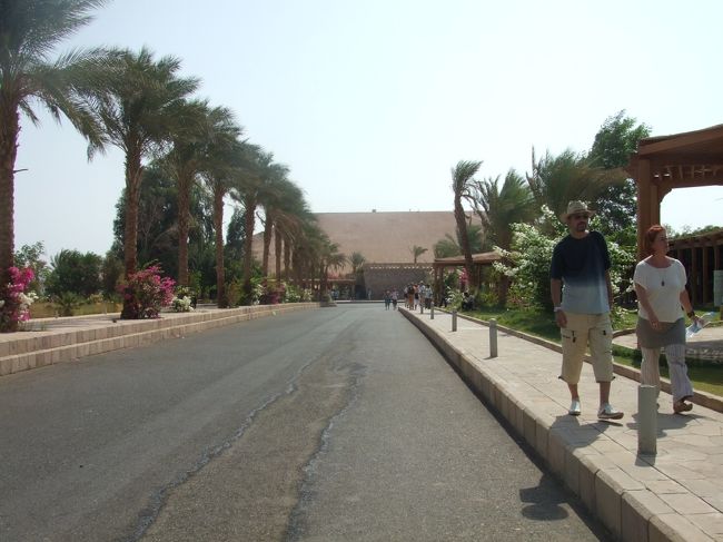 ・アブ・シンベル神殿入口　<br /><br />７時１５分、３時間ほどで到着。