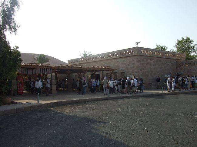 ・アブ・シンベル神殿入口　<br /><br />チケットを買おうとすると、８０£E に値上がりしてた。<br />が、よく見ると、８０のうちのチケットが７０で、ガイド料が８で、Local Feeが２って・・・、１０£E も上乗せしてるやん、、、どこまでボッタクるねんエジプト人。。。<br />しかも、売り場が２つあって右側に並んでたら、こっちは団体だけや！とかって言い出すし・・・。<br />そんなんどこにも書いてないやん！！<br />むしろ、左側が学生で、右側が一般って書いてあるっしょ！！