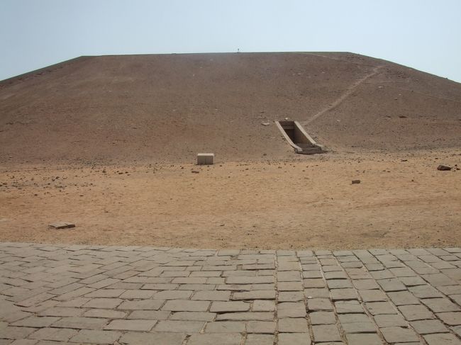 ・アブ・シンベル神殿　<br /><br />当然のことながらガイドなんかいらねーってゆったところで、そんなの通じるわけもなく。。。<br />仕方なく、８０£E 払って入場。<br />が、当然、中に入ってもガイドなんかは付く気配すらなかった・・・。